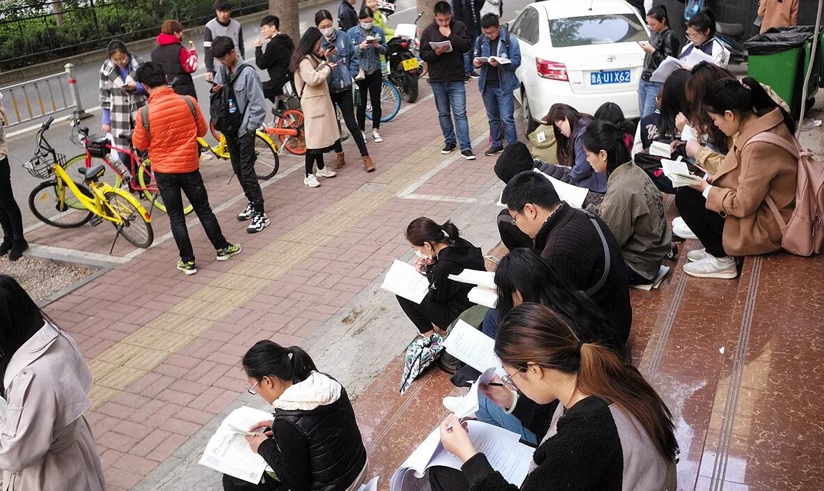 濟南自考考生一道早趕考，路邊復習